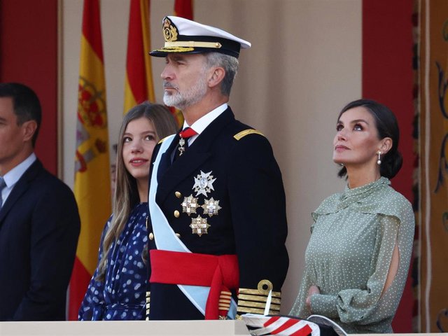 El presidente del Gobierno, Pedro Sánchez; la Infanta Sofía; el Rey Felipe VI y la Reina Letizia, durante el acto solemne de homenaje a la bandera nacional y desfile militar en el Día de la Hispanidad, a 12 de octubre de 2022, en Madrid (España).