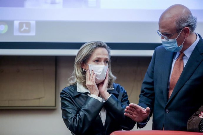 Archivo - La vicepresidenta de Asuntos Económicos y Transformación Digital, Nadia Calviño, habla con el presidente de la Comisión de Asuntos Económicos del Congreso, Celso Luis Delgado, antes de una comparecencia