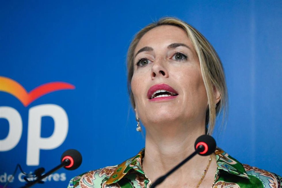 La presidenta del PP de Extremadura, María Guardiola, en una sede del partido.