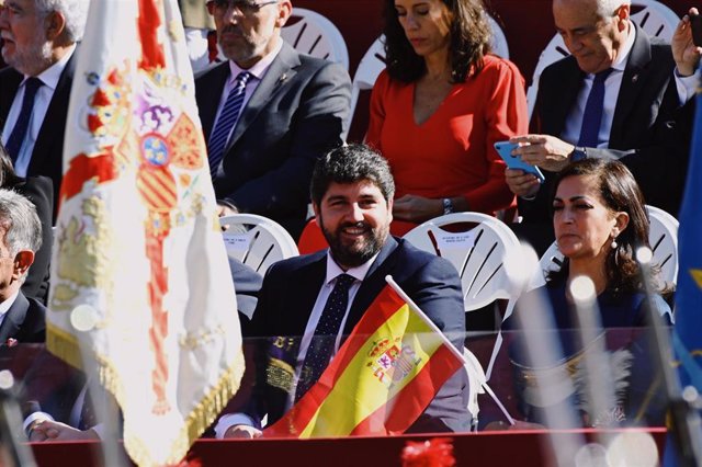 El presidente de la Comunidad, Fernando López Miras, asiste al desfile con motivo del Día de la Fiesta Nacional, presidido por SS.MM. Los Reyes de España.