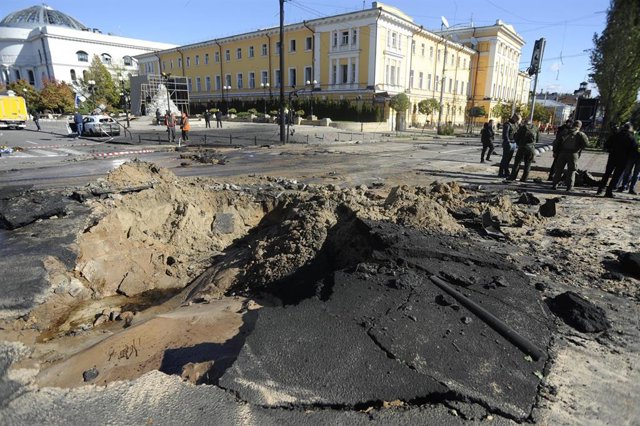 Cráter tras la caída de un misil en el centro de Kiev