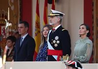 El retraso de Sánchez, abucheado, marca el desfile del 12 de octubre