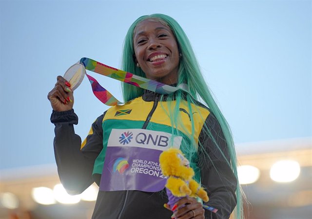 Archivo - La atleta jamaicana Shelley-Ann Fraser-Pryce posa con su medalla de oro en los 100 metros del Mundial de Eugene de 2022