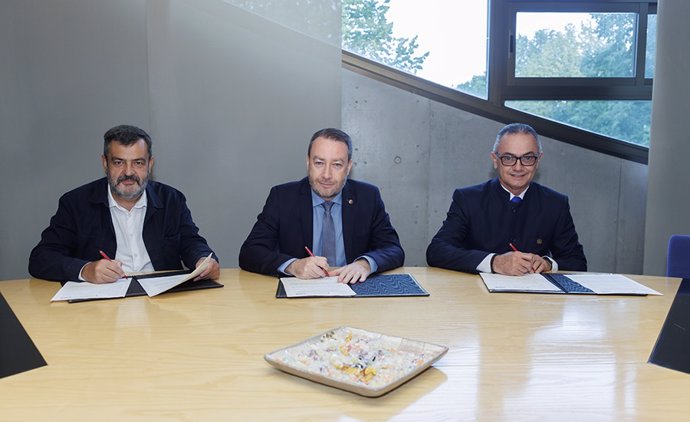 De izda. A dcha., el director del IICC, Pablo Manuel Fernández; el rector de la UPNA, Ramón Gonzalo; y el director del ICAP, Osvaldo de la Guardia.