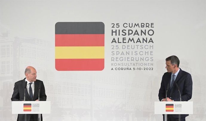 El canciller alemán, Olaf Scholz (i), y el presidente del Gobierno, Pedro Sánchez (d), en una rueda de prensa durante la 25 cumbre hispano-alemana, en el Palacio de Exposiciones y Congresos Palexco, a 5 de octubre de 2022, en A Coruña, Galicia (España)