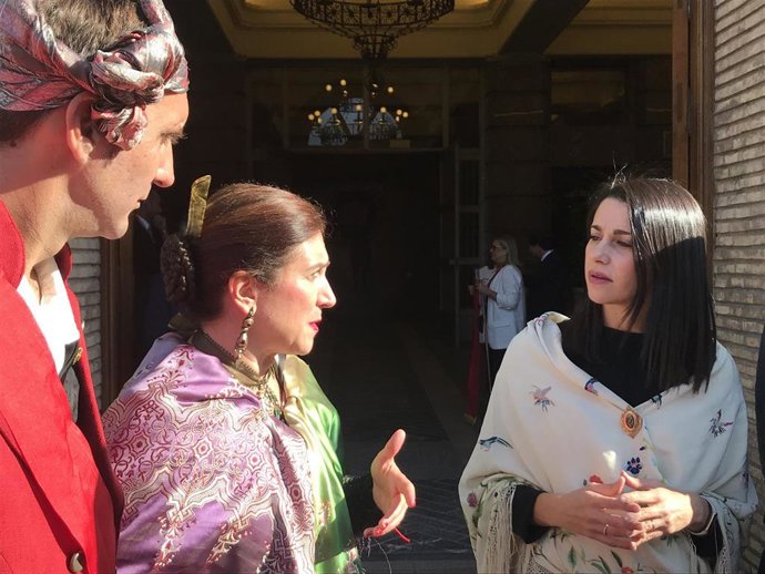 La presidenta de Ciudadanos (Cs), Inés Arrimadas, con la vicealcaldesa de Zaragoza, Sara Fernández, el Día del Pilar, a las puertas del Ayuntamiento de Zaragoza