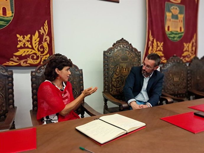 La portavoz de Adelante Andalucía, Teresa Rodríguez, y el alcalde de La Línea de la Concepción (Cádiz), Juan Franco, en una reunión