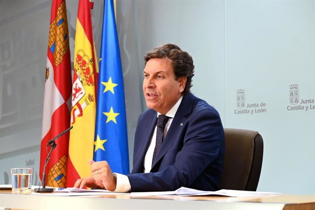 Archivo - Imagen de archivo de una rueda de prensa del portavoz de la Junta, Carlos Fernández Carriedo.