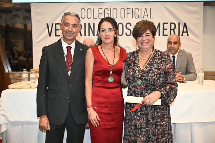 Aránzazu Martín, nombrada colegiada de honor por el Colegio Profesional de Veterinarios de Almería.