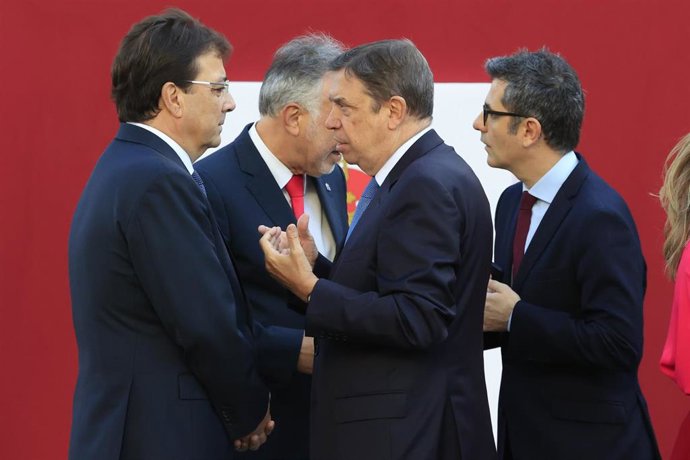 Fernández Vara charla con el ministro de Agricultura, Luis Planas, durante los actos de la Fiesta Nacional.
