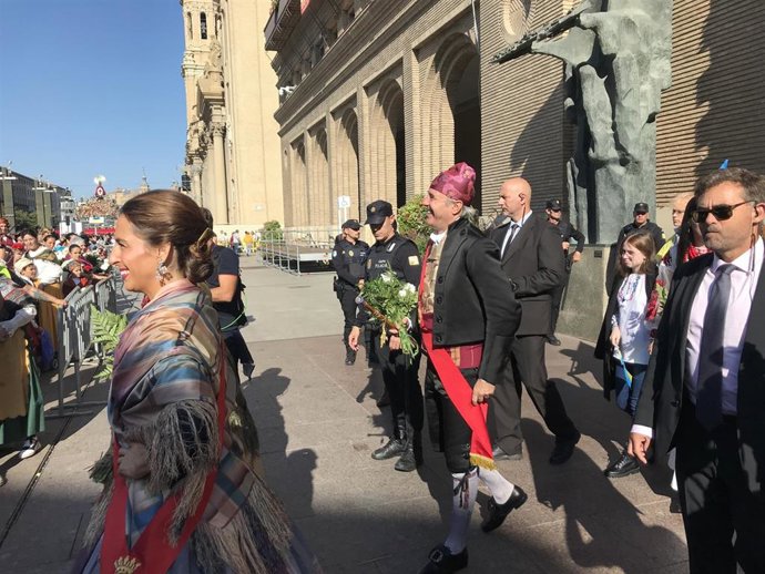 El alcalde de Zaragoza, Jorge Azcón, ataviado con un traje del siglo XVIII sale en procesión a la Ofrenda de Flores a la virgen del Pilar