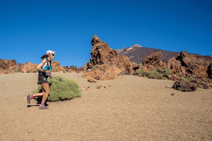 Una atleta corre por el Parque Nacional del Teide en la 'Tenerife Blue Trail'