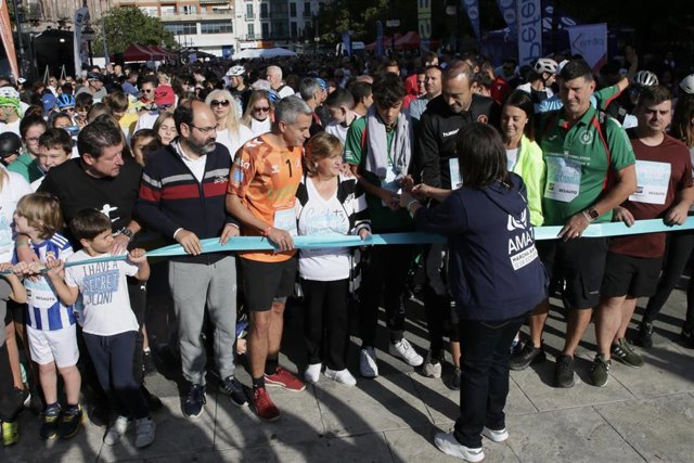 Unas 5.000 personas participan en la 35ª marcha AMAT