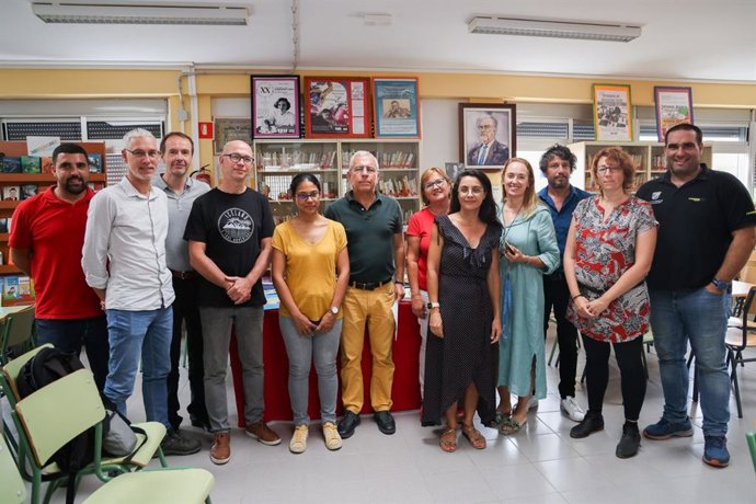 El promotor de la campaña 'Canarias 1500 Km de Costa', Sebastián Quintana (c), junto a una delegación de la isla de Reunión en el IES Bañaderos