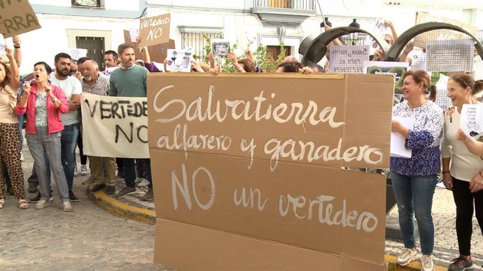 Vecinos de Salvatierra de los Barros (Badajoz) en una protesta contra el macrovertedero