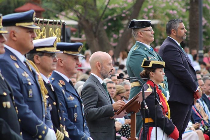 El subdelegado del Gobierno en Málaga, Javier Salas, preside el acto central de conmemoración del Día del Pilar, patrona de la Guardia Civil, junto al coronel jefe de la Comandancia de la GC en Málaga, Roberto Blanes, y el alcalde, Josele González.