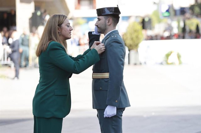 La delegada del Gobierno, Virginia Barcones, impone una condecoración durante el acto de celebración de la Patrona de la Guardia Civil.
