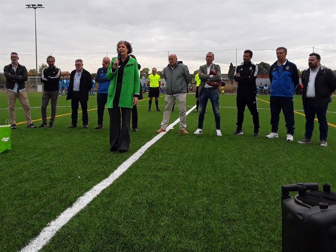 La consejera de Cultura y Deporte, Rebeca Esnaola, esta mañana en la inauguración del nuevo campo de fútbol de hierba artificial de Mendavia.
