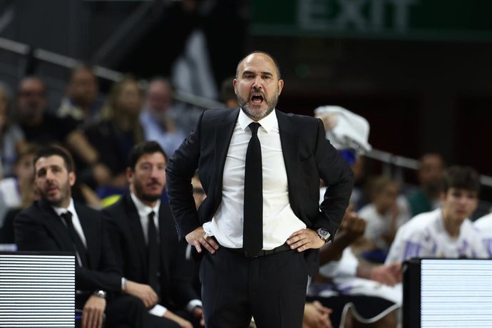 Chus Mateo da instrucciones durante un partido del Real Madrid