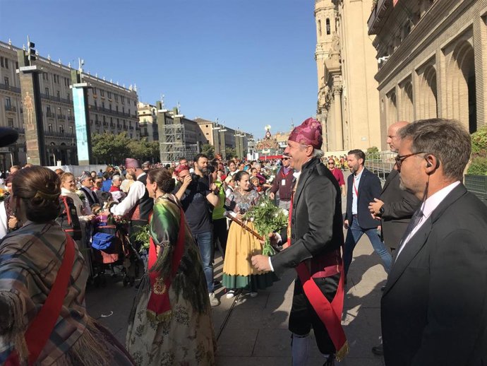 El alcalde de Zaragoza, Jorge Azcón, con un traje de alcalde del siglo XVIII y la vicealcaldesa delante con falda de indumentaria aragonesa del siglo XVIII y mantón del XIX