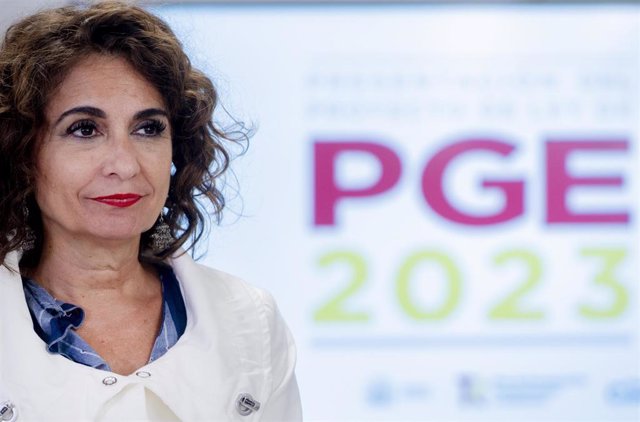 La ministra de Hacienda, María Jesús Montero, presenta el contenido de los Presupuestos Generales del Estado para 2023, en la sede de CCOO, a 11 de octubre de 2022, en Madrid (España). Los Presupuestos Generales del Estado (PGE) de 2023 son los más expans