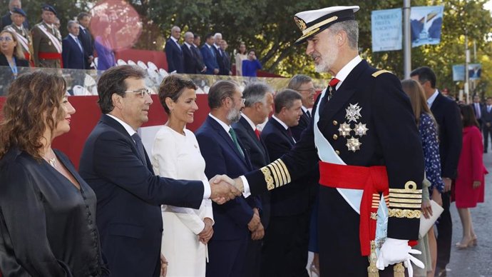 La presidenta del Govern, Francina Armengol, junto al presidente de Extremadura, Guillermo Fernández Vara, antes de saludar al Rey Felipe VI.