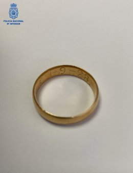 Piden colaboración ciudadana para localizar al propietario de una alianza con una inscripción de 1928.