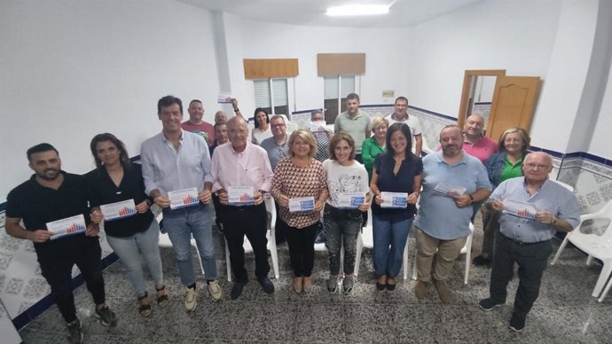 Los parlamentarios andaluces del PP de Almería Julia Ibáñez y Juan José Salvador en una reunión con vecinos del Bajo Andarax en la localidad de Gádor