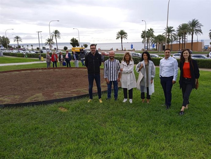La artista Ghada Amer impacta la fachada marítima de Palma con una instalación vegetal contra la opresión.
