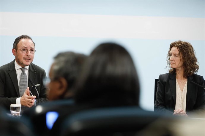 El jefe de Gobierno, Xavier Espot, y la ministra Sílvia Calvó durante la rueda de prensa