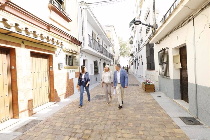 La alcaldesa, Ángeles Muñoz, acompañada del teniente de alcalde sampedreño, Javier García, visita la remodelación del Pasaje San José de San Pedro