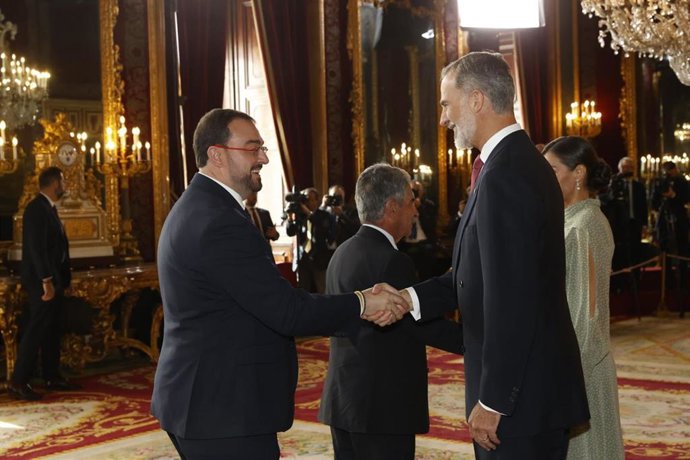 El presidente del Principado de Asturias, Adrián Barbón, en la audiencia de los Reyes con motivo de la Fiesta Nacional