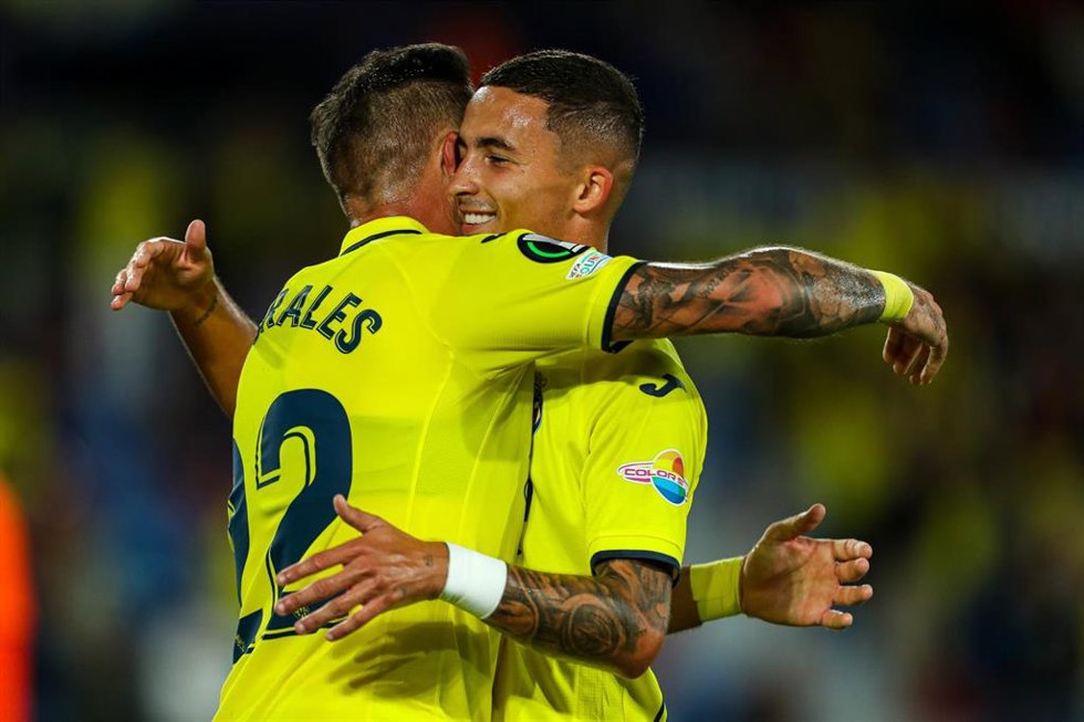 José Luis Morales y Yeremy Pino celebran uno de los goles del Villarreal al Austria Viena durante la Conference League 2022-2023