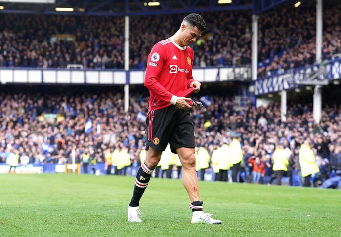 Archivo - 09 April 2022, United Kingdom, Liverpool: Manchester United's Cristiano Ronaldo assesses the cuts on his leg after the final whistle of the English Premier League soccer match between Everton and Manchester United at Goodison Park. Photo: Mart