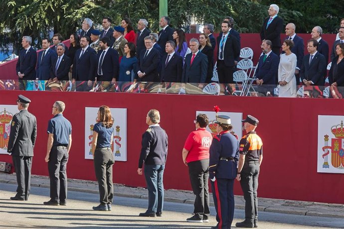 Efectivos de seguridad y Policía Canaria en el desfile del 'Día de la Fiesta Nacional' ante la tribuna oficial