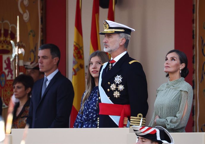(I-D) El presidente del Gobierno, Pedro Sánchez; la Infanta Sofía; el Rey Felipe VI y la Reina Letizia, durante el acto solemne de homenaje a la bandera nacional y desfile militar en el Día de la Hispanidad, a 12 de octubre de 2022, en Madrid (España)