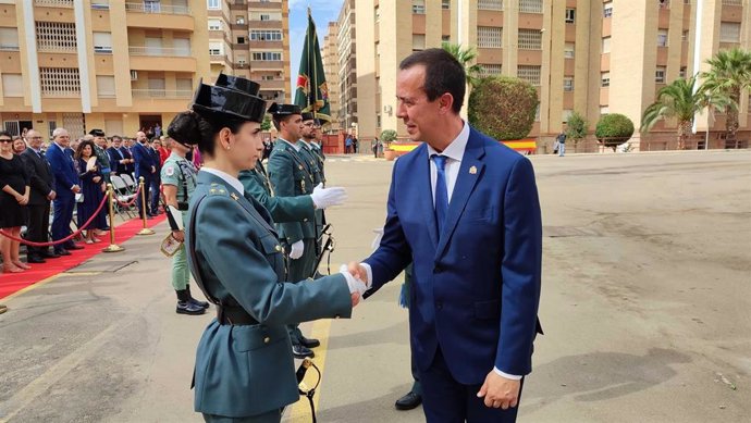 El subdelegado del Gobierno en Almería felicita a la Guardia Civil por sus medidas para aumentar la presencia de mujeres.