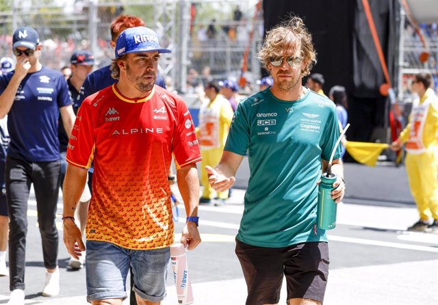Archivo - Fernando Alonso y Sebastian Vettel pasean por el Circuito de Montmeló durante el Gran Premio de España de 2022
