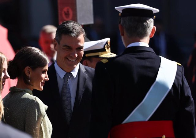 (I-D) La Reina Letizia; el presidente del Gobierno, Pedro Sánchez y el Rey Felipe VI, durante el acto solemne de homenaje a la bandera nacional y desfile militar en el Día de la Hispanidad, a 12 de octubre de 2022, en Madrid (España)