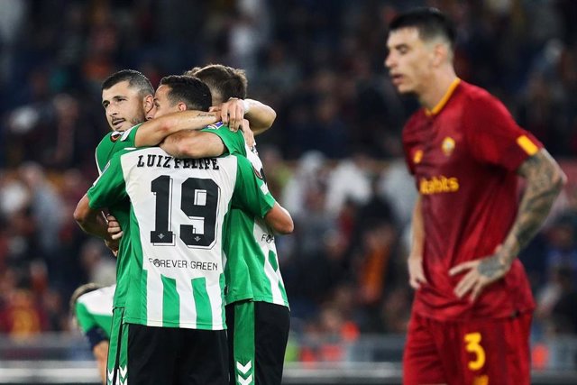 Los jugadores del Betis celebran su victoria ante la Roma en el Olímpico en la Liga Europa 2022-2023
