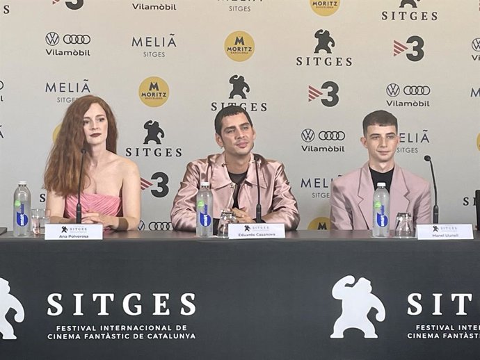 L'actriu Ana Polvorosa, el director Eduardo Casanova i l'actor Manuel Llunell en la presentació de 'La piedad' en el Festival de Sitges
