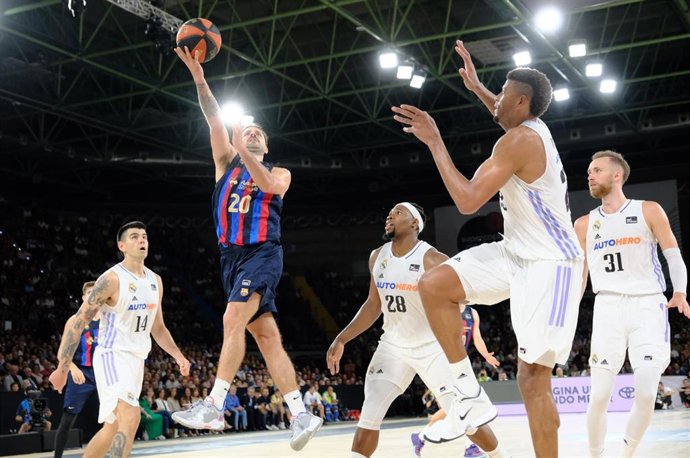Laprovittola entra a canasta ante Yabusele y Tavares en la final de la Supercopa Endesa 2022