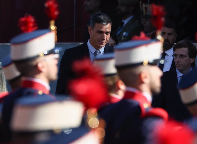 El presidente del Gobierno, Pedro Sánchez, durante el acto solemne de homenaje a la bandera nacional y desfile militar en el Día de la Hispanidad, a 12 de octubre de 2022, en Madrid (España). Los actos por el Día de la Fiesta de la Hispanidad comienzan 