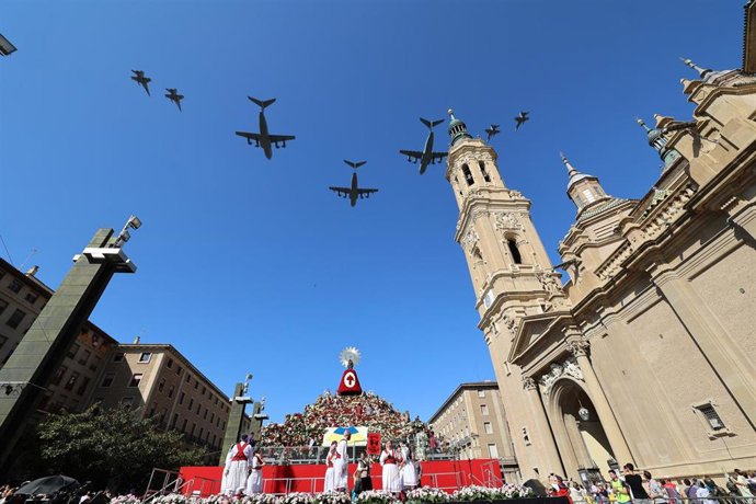 Aviones del Ala 15 y 31 vuelan por encima de la Virgen del Pilar durante la tradicional ofrenda de flores en el día de su festividad, a 12 de octubre de 2022, en Zaragoza