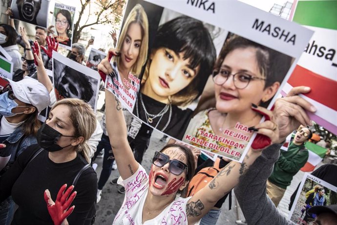 Protestas contra el Gobierno de Irán por la muerte de la joven Mahsa Amini frente a las puertas de la Embajada iraní en Estambul, Turquía.