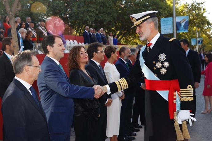 El Rey Felipe VI saluda al presidente de la Junta, Alfonso Fernández Mañueco, durante el desfile militar con motivo de la Fiesta Nacional.