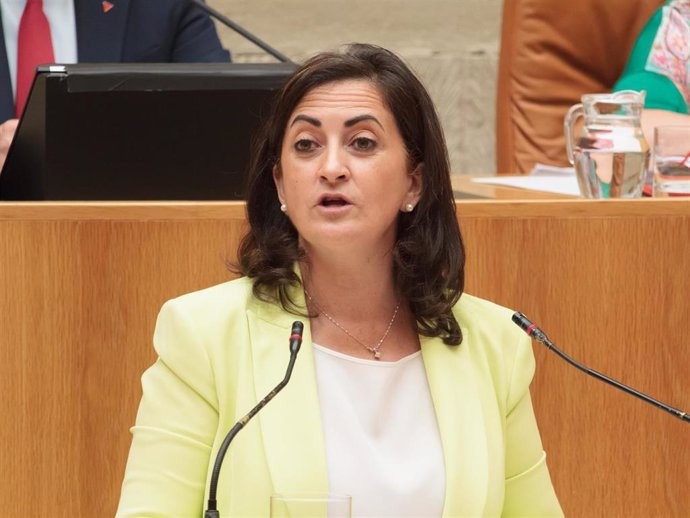 Archivo - La presidenta de La Rioja, Concha Andreu, interviene en el Parlamento riojano