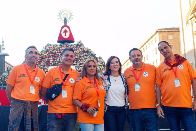 La vicealcaldesa y consejera municipal de Cultura y Proyección Exterior, Sara Fernández, con trabajadores de la Ofrenda de Flores