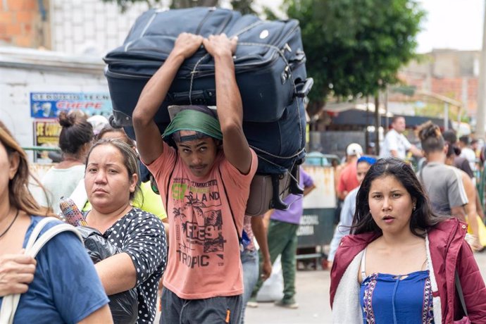 Ciudadanos venezolanos cruzan a Colombia.