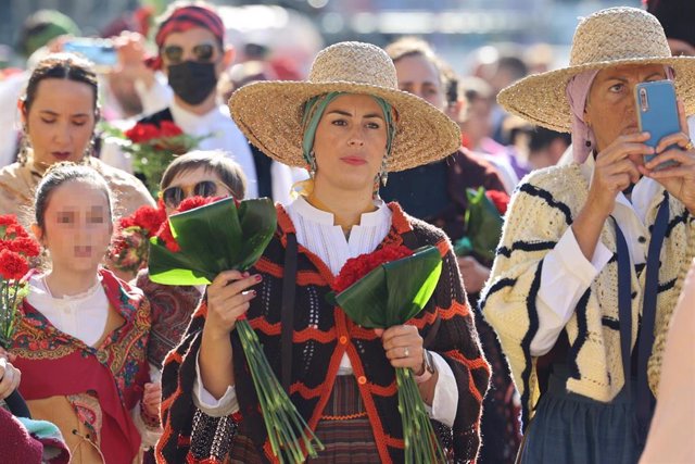 Varias personas en la tradicional ofrenda de flores a la Virgen del Pilar en el día de su festividad, a 12 de octubre de 2022, en Zaragoza, 